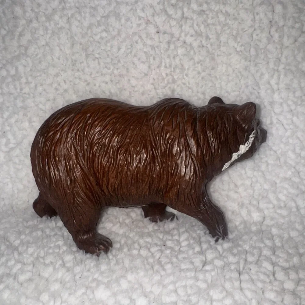 Vintage Red Mill Mfg Carved Brown Grizzly Bear Figurine Pecan Resin 1987